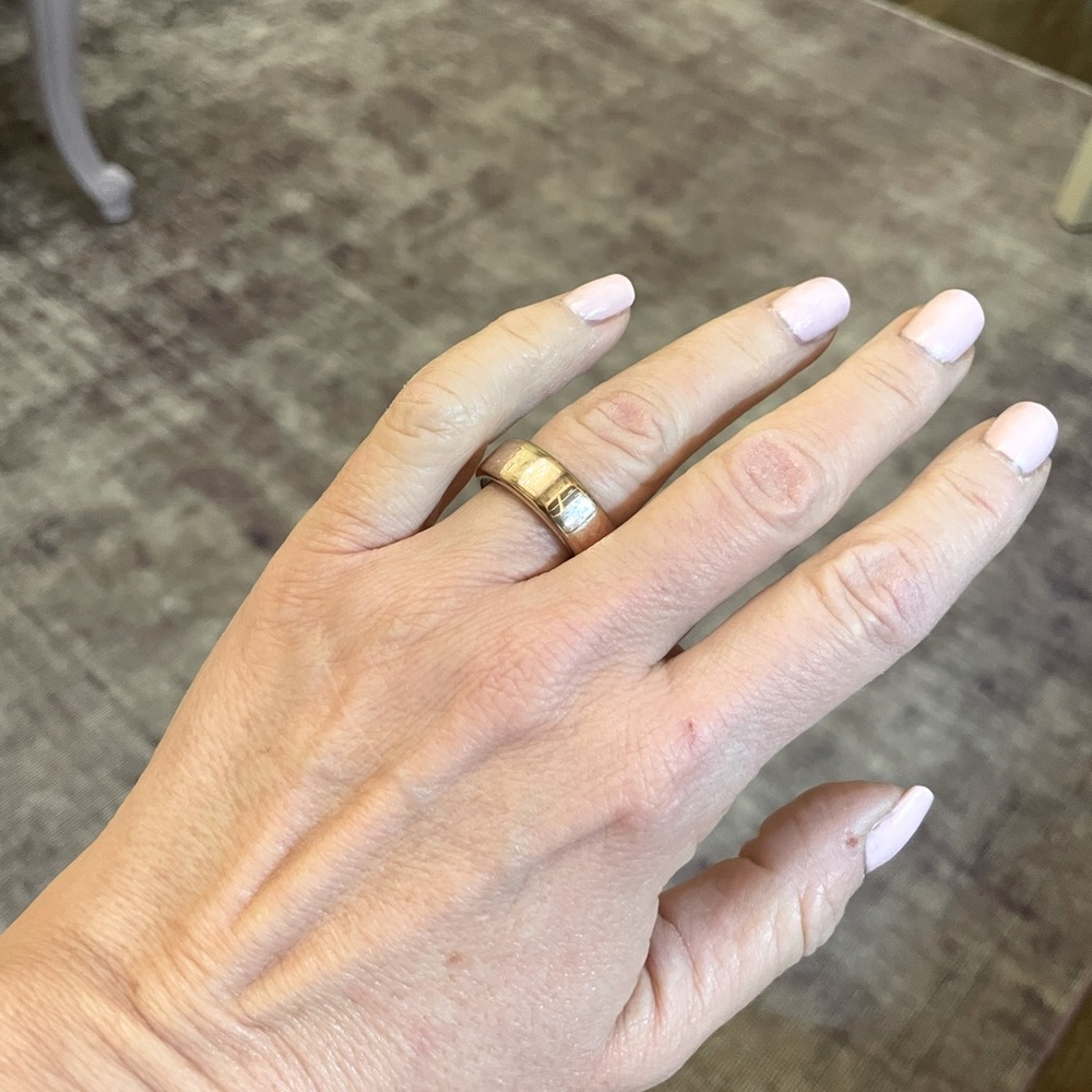 Rose gold generation 3 oura ring .